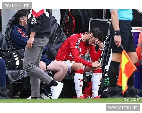 裁判不理解摊手动作 B费解释球迷误解我只是想表达好意