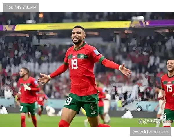 非洲杯揭幕战前阿什拉夫向球迷展示非洲足球先生奖杯点燃激情